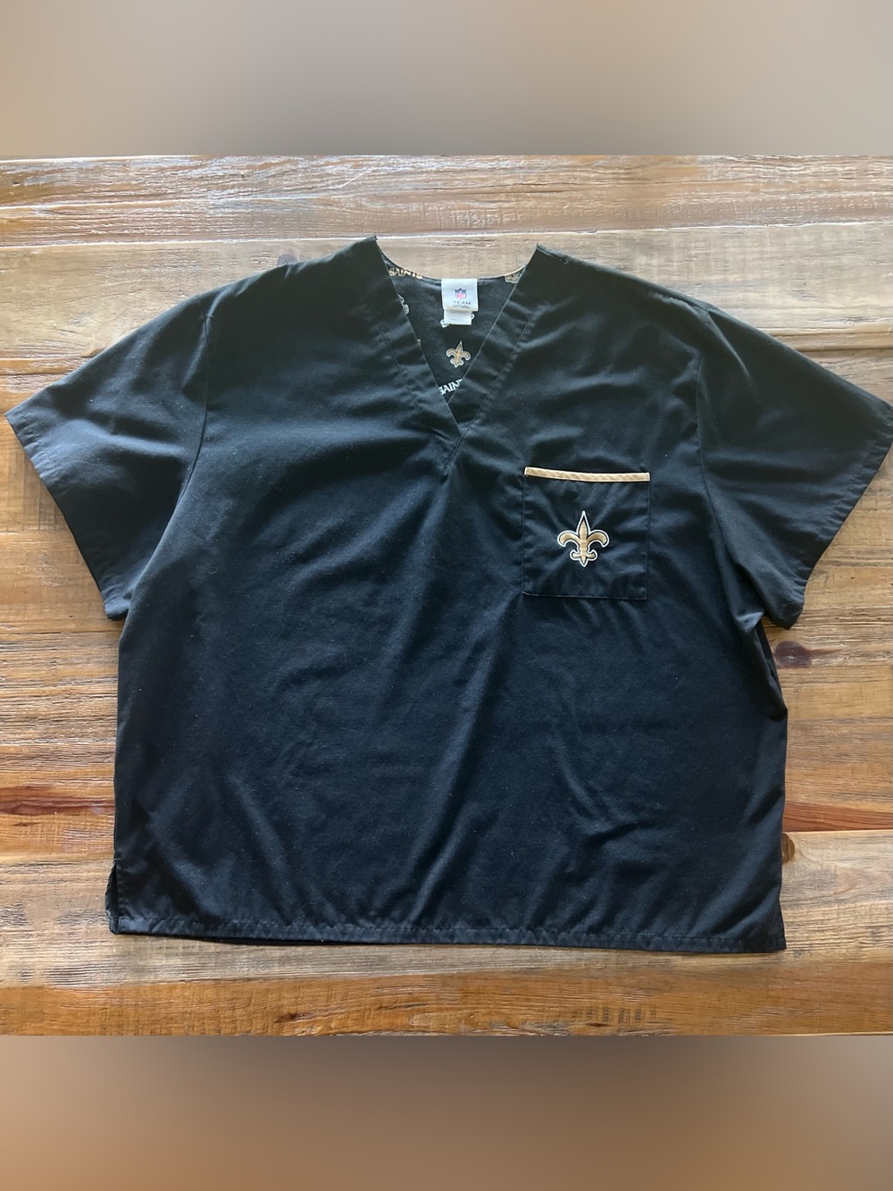 NFL Team Apparel Nee Orleans Saints Scrub Top | Black | 2XL | Fleur-De-Lis